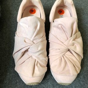 Cute bow twist slip on sneakers blush pink 9.5